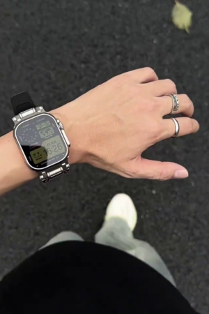 Modern Digital Smartwatch – Sleek & Functional Design