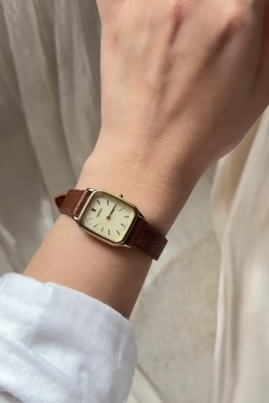 Vintage Seiko Quartz Gold-Tone Rectangular Watch with Brown Leather Strap