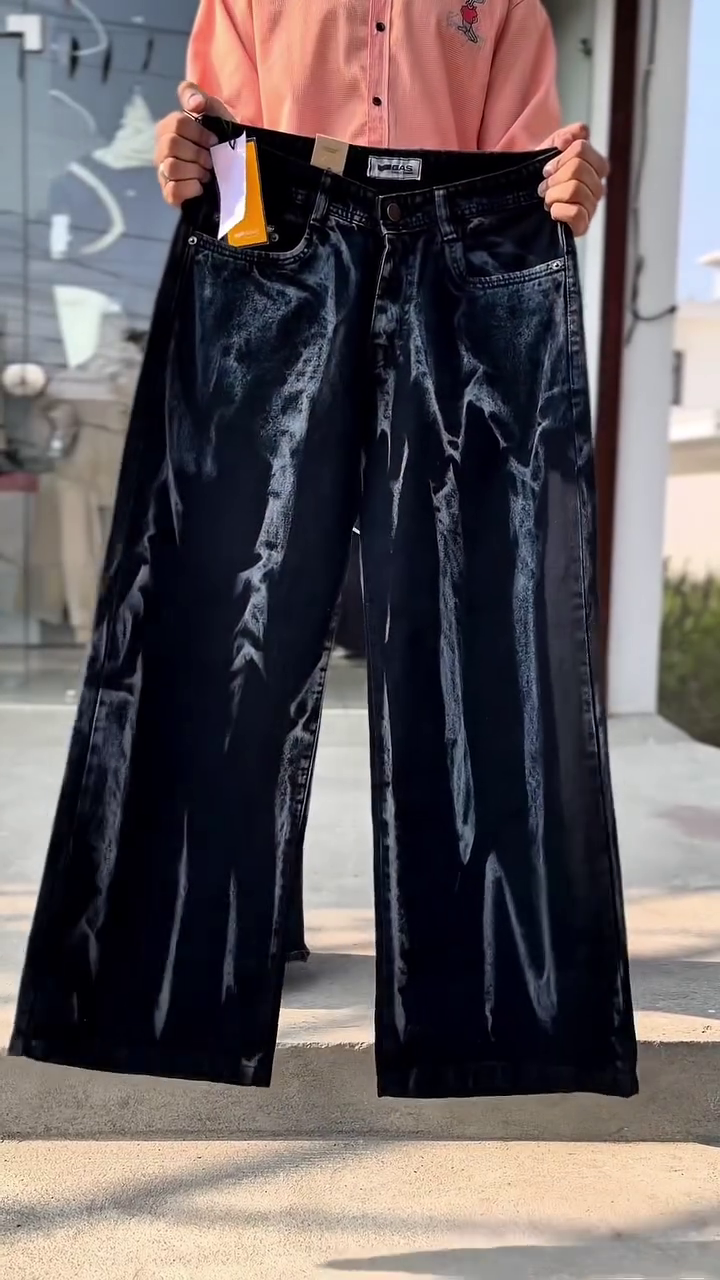 Men Wide Leg Mid-Rise Mildly Distressed Heavy Fade Jeans - Image 4